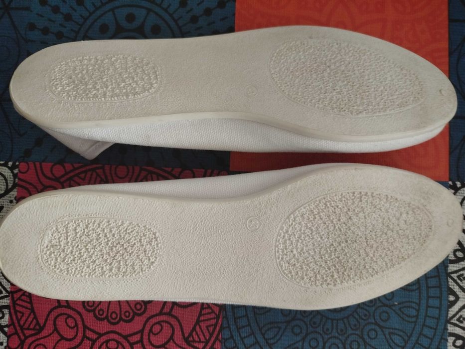 Sapatilhas nº 43 (em branco) para Educação Física: 5,5€.