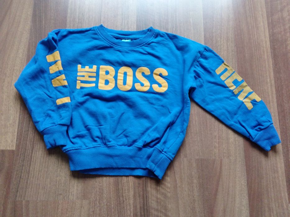 Bluza, r. 122, z napisem I am the boss here.