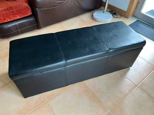 Banqueta em pele com imensa arrumação - 60 €