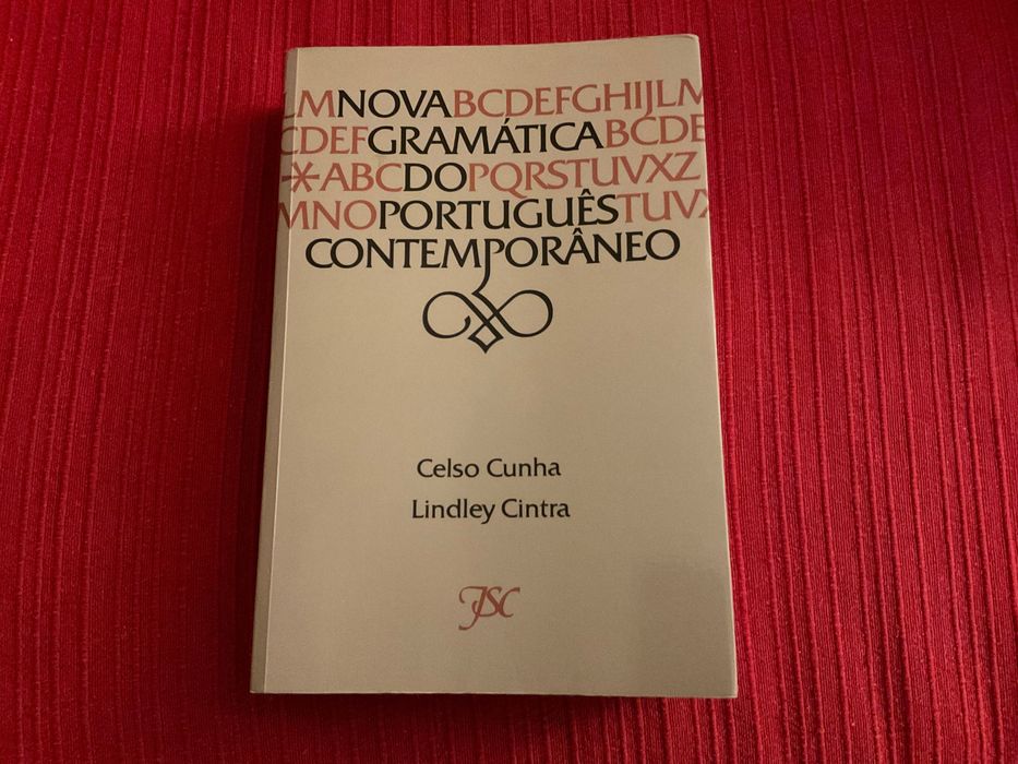 Caderno, dicionário, gramática português contemporâneo