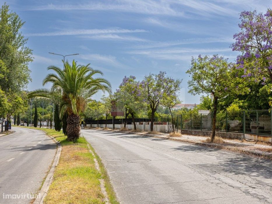 Moradia com espaço exterior em lote de 700 m²