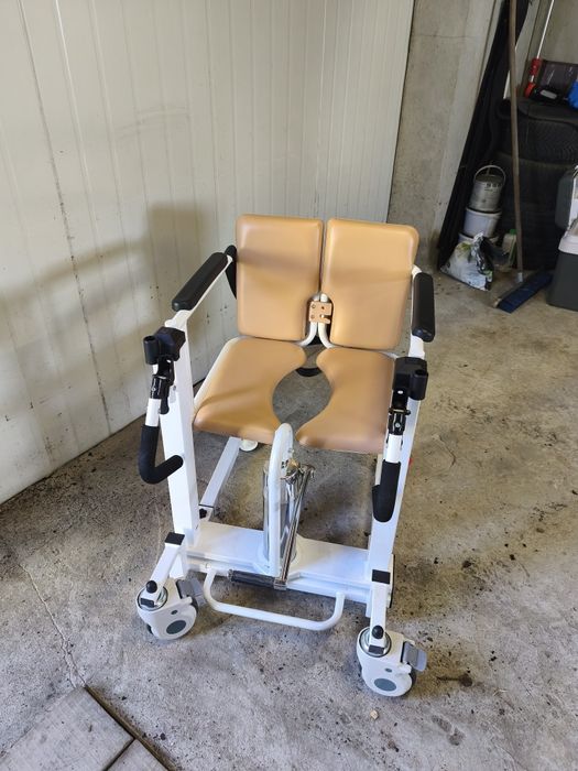 Wózek inwalidzki z podnośnikiem, wózek transportowy