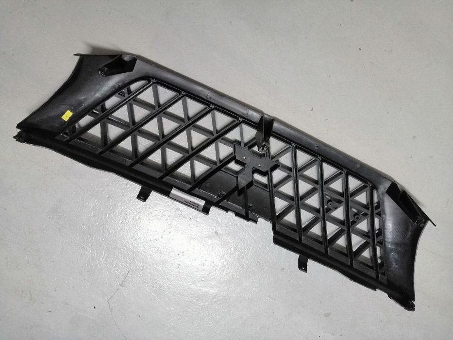 Grelha Mitsubishi L200 K64 K74 2001--PRETA