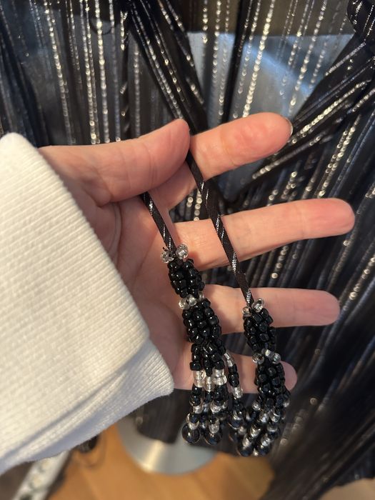 Camisa preta as riscas e com missangas