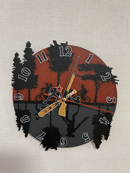 Настінний годинник у стилі Stranger Things