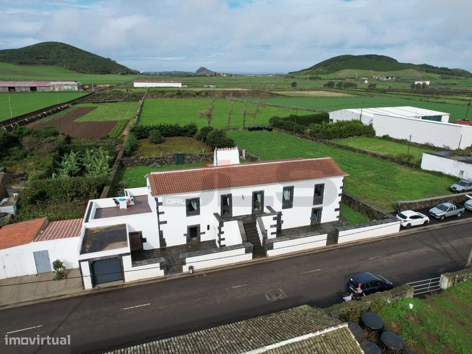 Moradia dividida em 2 apartamentos inserida em terreno com 3978m2, ...