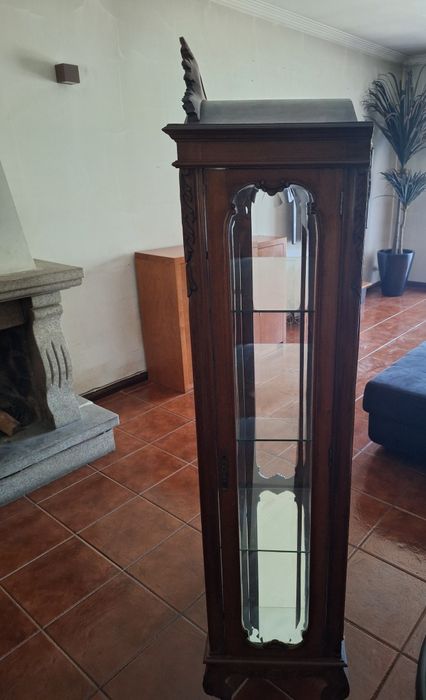 Vitrine em madeira maciça
