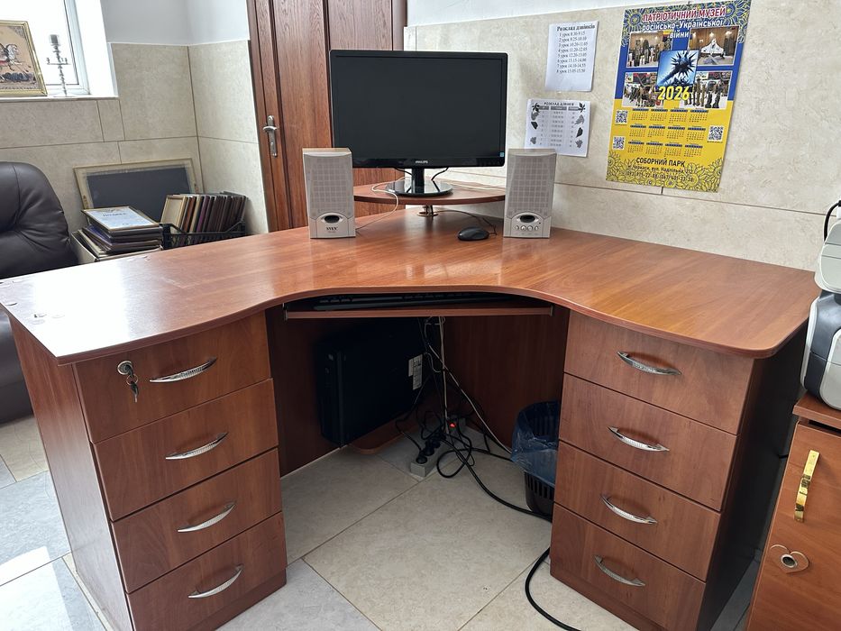Стіл офісний з шухлядами
