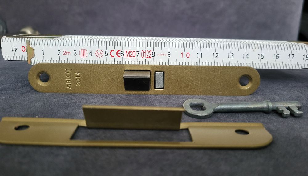 Zamek wpuszczany  do drzwi na klucz  11 cm