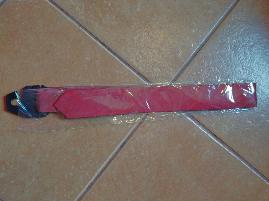 Krawat cienki, czerwony, nowy