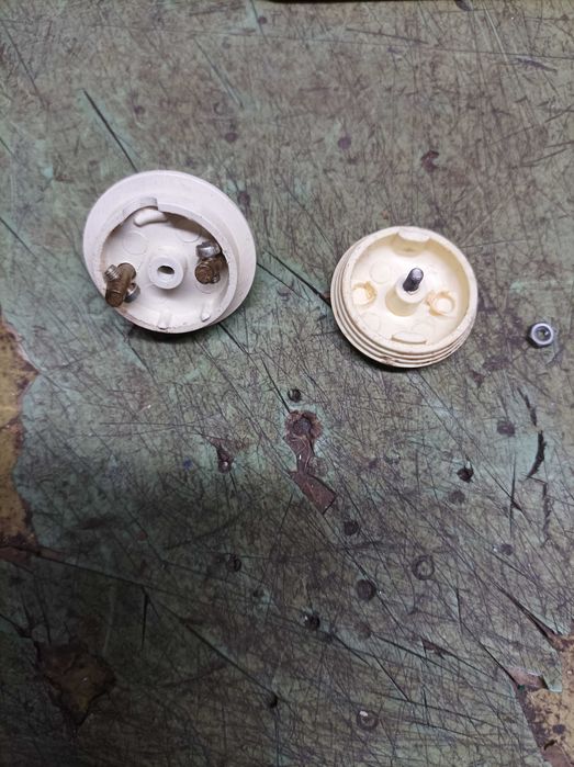 Stary wyłącznik i wtyczka PRL