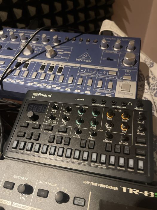 Roland S-1 synth