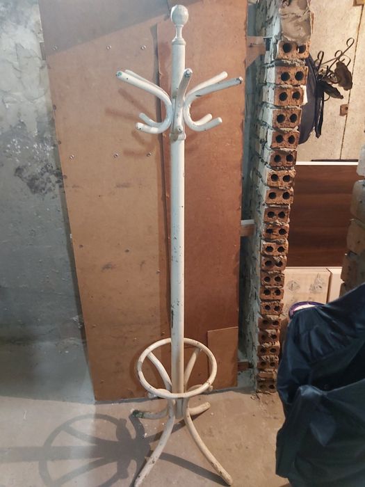 Wieszak stojący drewniany PRL