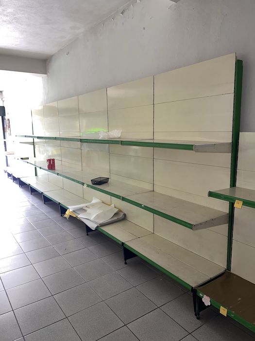 Estantes e balcao de loja