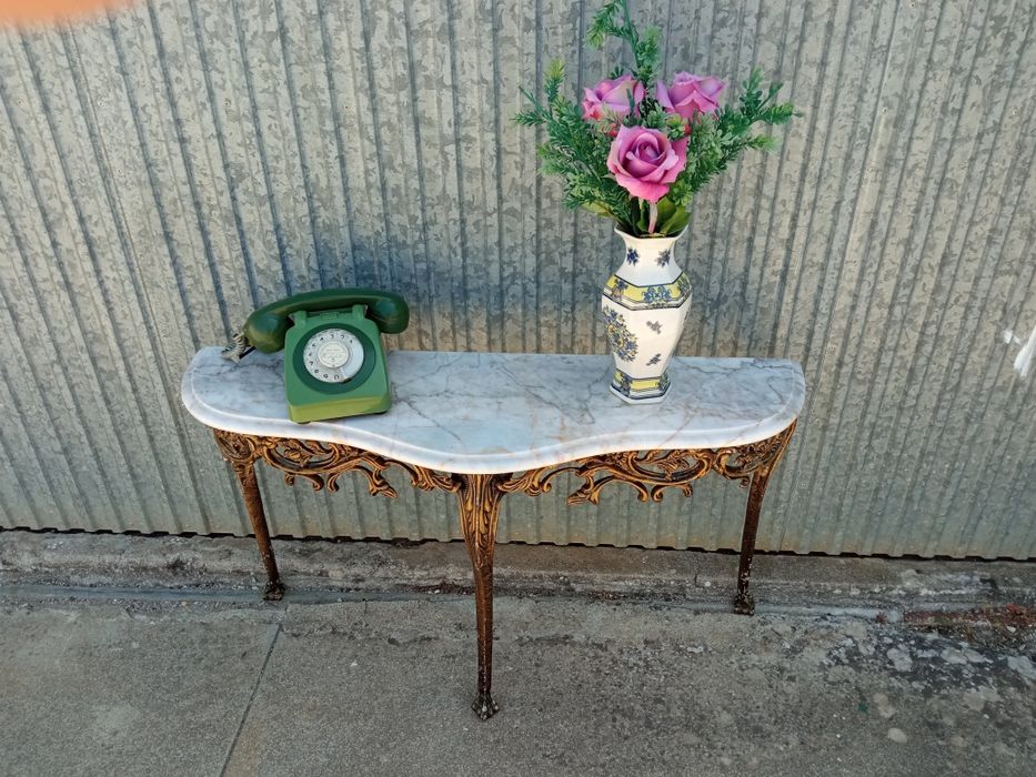 Credencia com tampo em pedra mármore