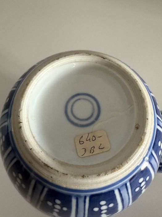 jarro em porcelana azul e branca com tampa