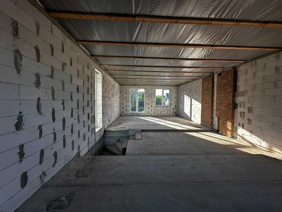 Будинок біля озера з пляжем