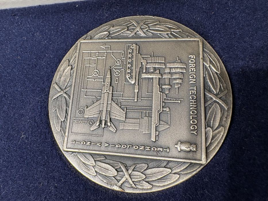 Estojo com 2 medalhas com motivos de aviação em bronze