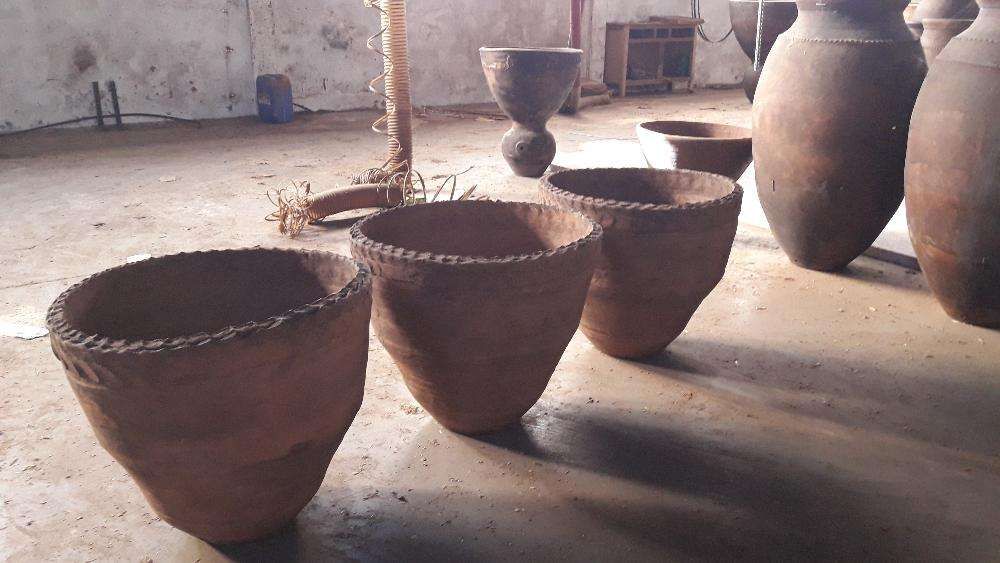 floreiras antigas grandes em barro ( grandes). bastantes peças.