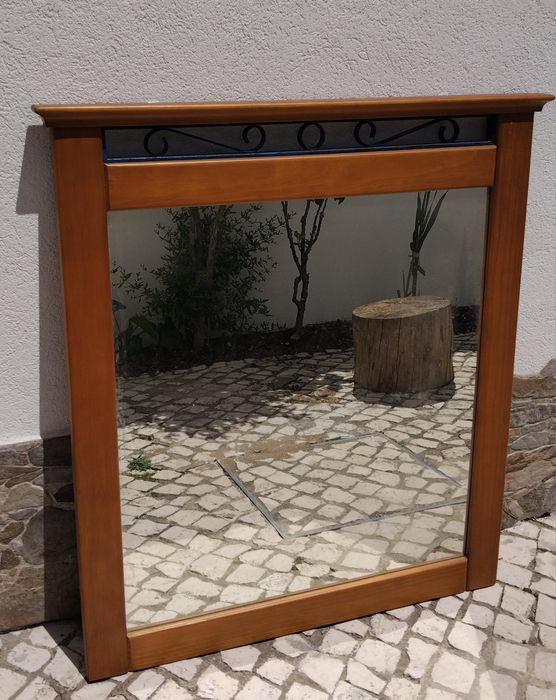 Espelho em moldura de madeira 840x932mm