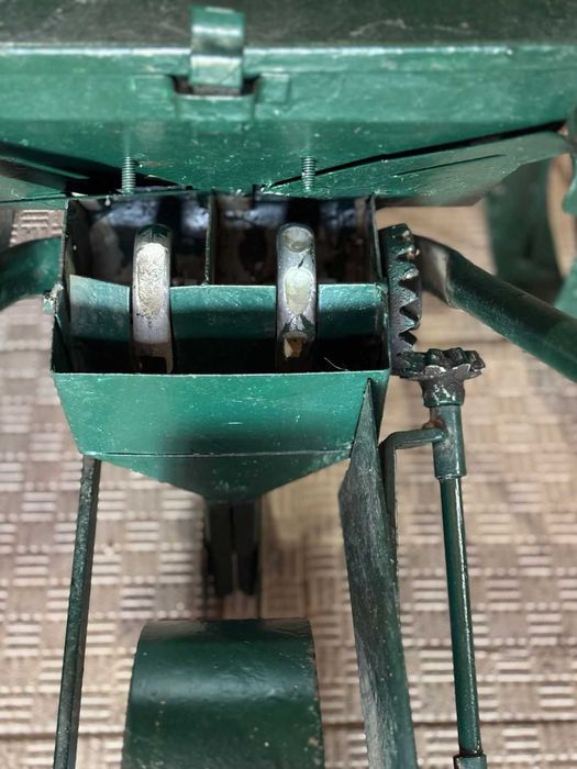 Semeador manual de 3 rodas – duplo (semente/adubo) – funcional