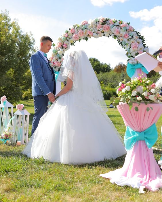 Весільна сукня шикарна,пишна,вишита бісером