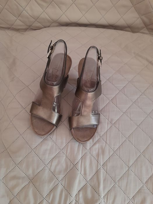 Sandálias completamente novas