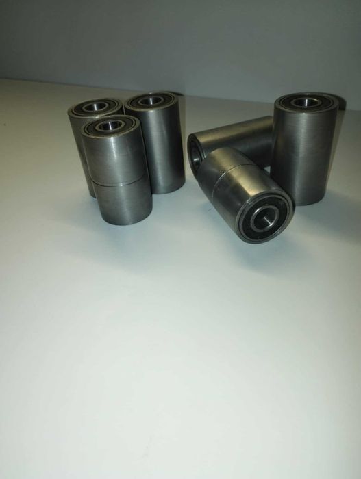 Rolka baryłkowa fi 33 , szerokość pasa 100, łożyskowana. Do szlifierki