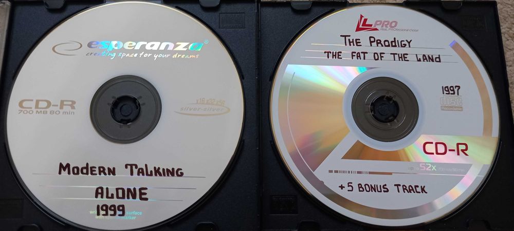 Диски CD-формат. Может кому-то в машину???