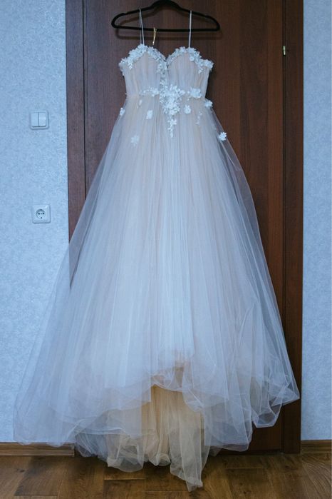 Весільна сукня, зі шлейфом та фатою