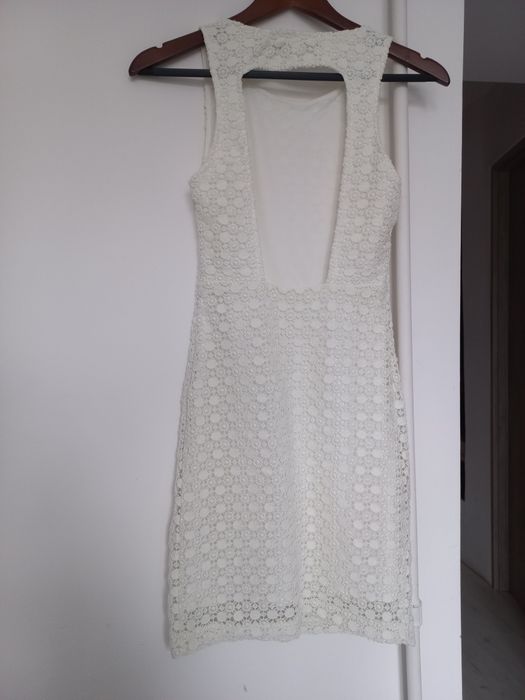 Biala sukienka Zara odkryte plecy rozmiar S