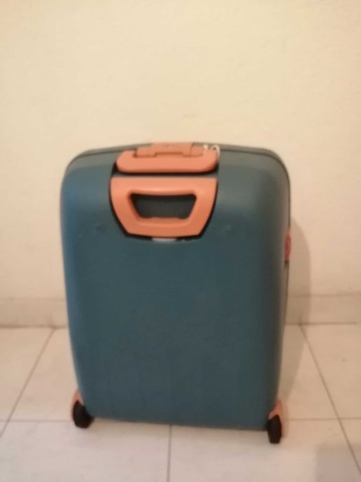 Mala de viagem com rodas e puxador