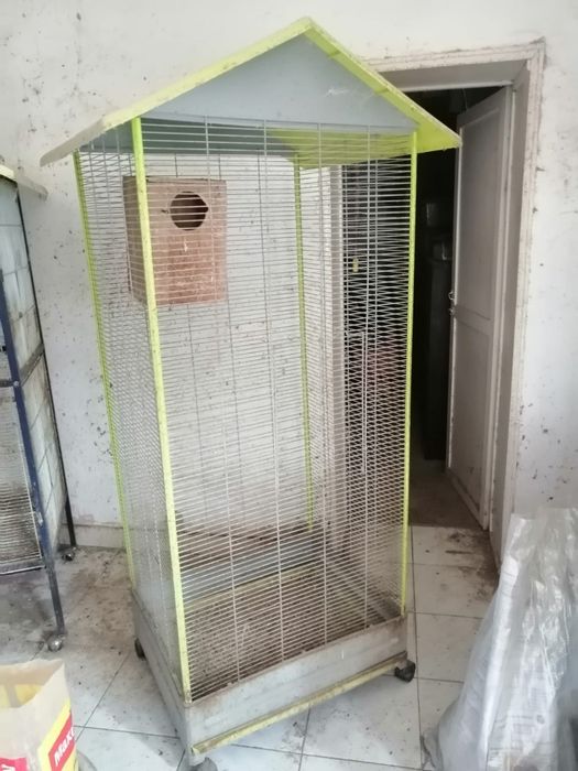 Varias gaiolas viveiros grandes