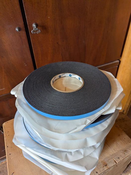 Професійний двосторонній скотч 10мм (чорна спінена основа 2-3мм)