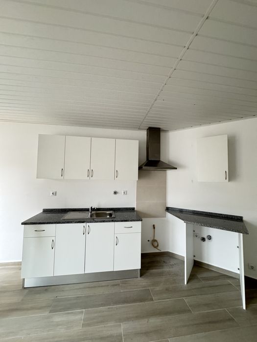Moradia T2 com Espaço Exterior – Conforto e Tranquilidade numa Excelente Localização