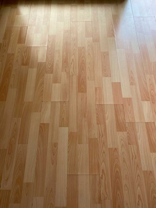 Cozinha usada e chão laminado e moveis de casa de banho