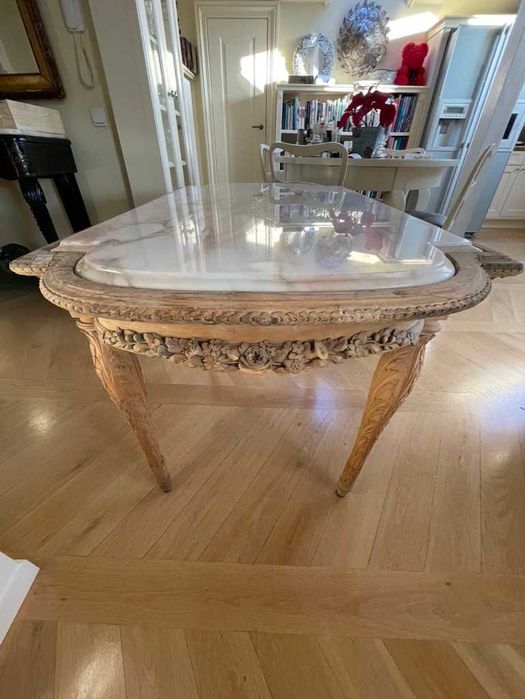 antyczny stolik z blatem marmurowym