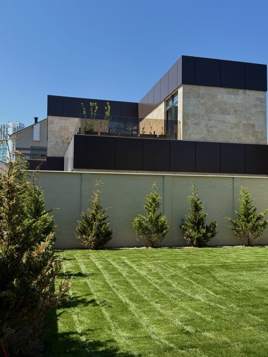 Будинок з підвалом на фонтані