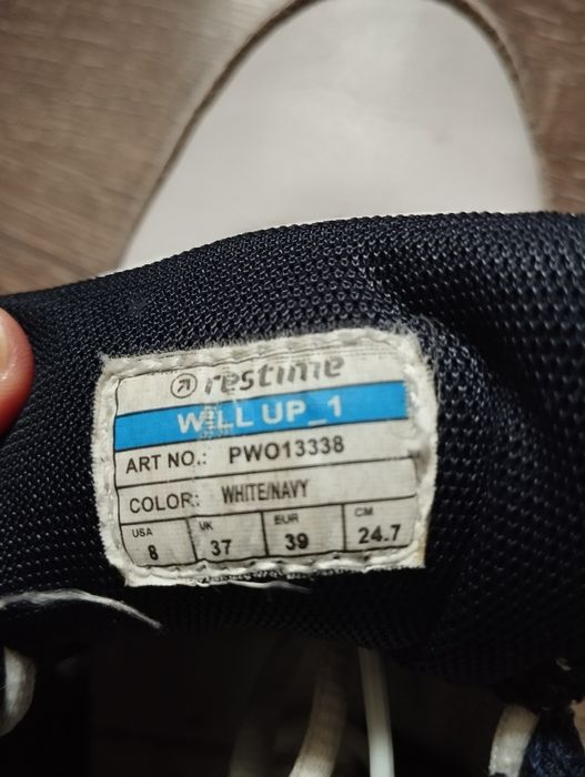 Кросівки шкіряні.