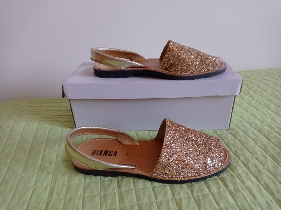 Sandalias douradas mulher