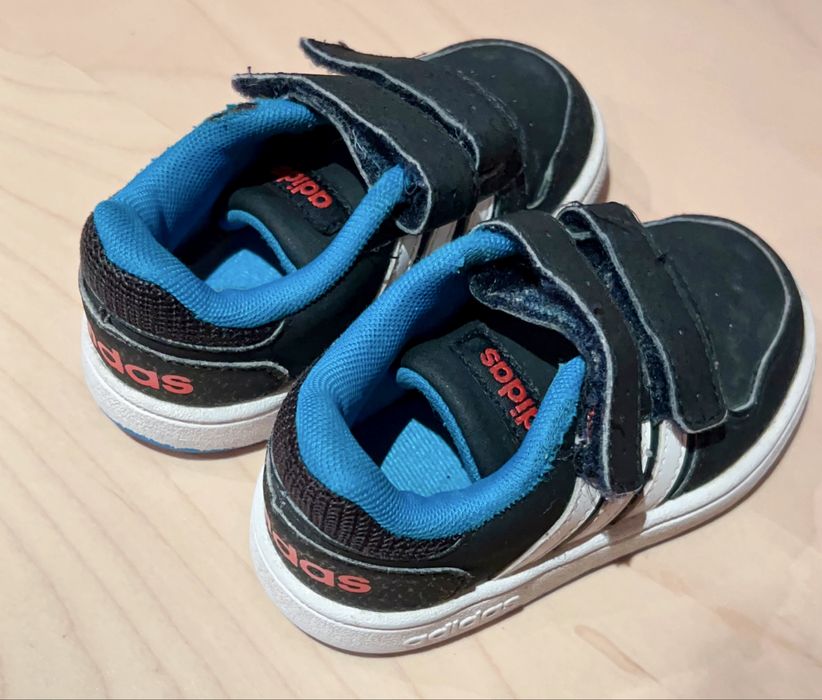 Ténis Adidas criança – Tamanho 21 – Conforto e estilo clássico