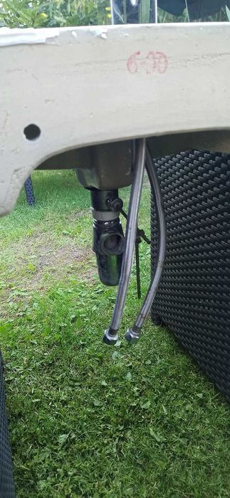 Umywalka, zlew łazienkowy biały komplet z baterią oraz syfonem.