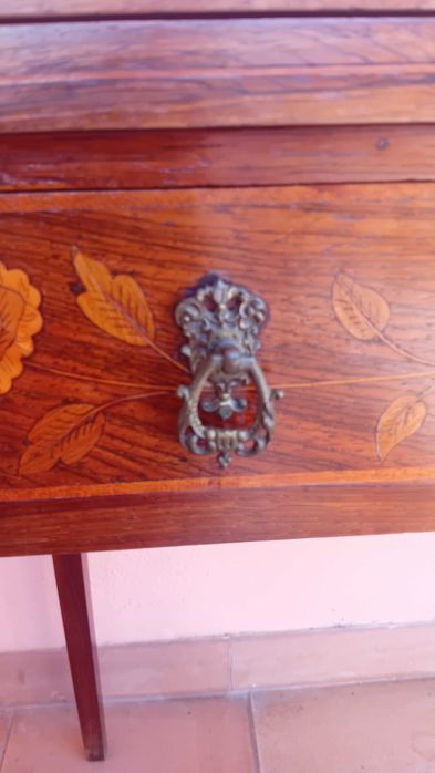 Mesa de jogo antiga em madeira