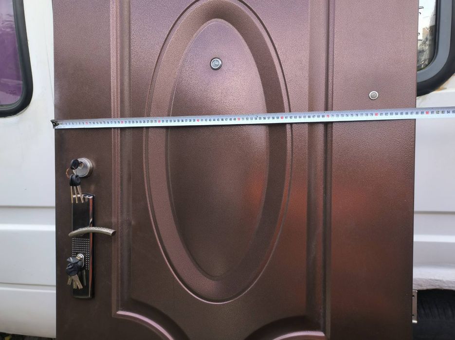 Двері вхідні металеві з коробкою, два набори ключів