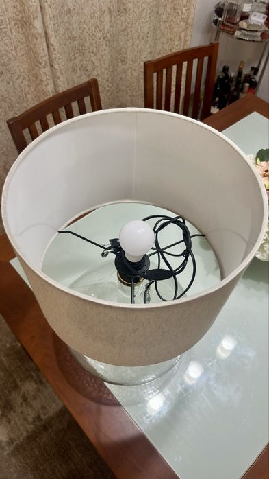 Candeeiro de mesa com base em vidro