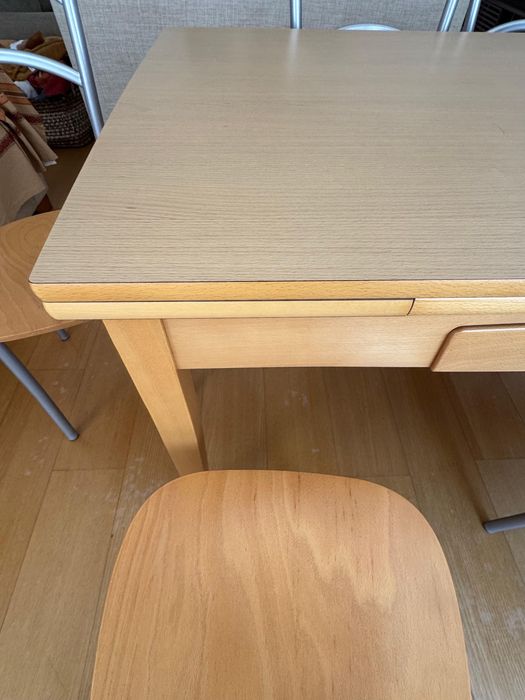 Mesa em madeira maciça com 6 cadeiras
