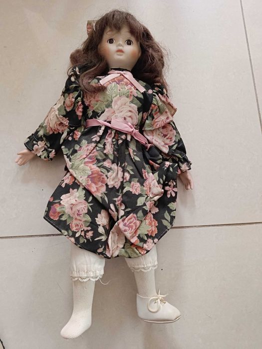 Vendo boneca de porcelana em bom estado.