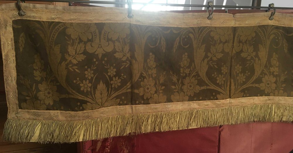 Brocado com franja SecXVIII e talha em madeira maciça Sec XIX