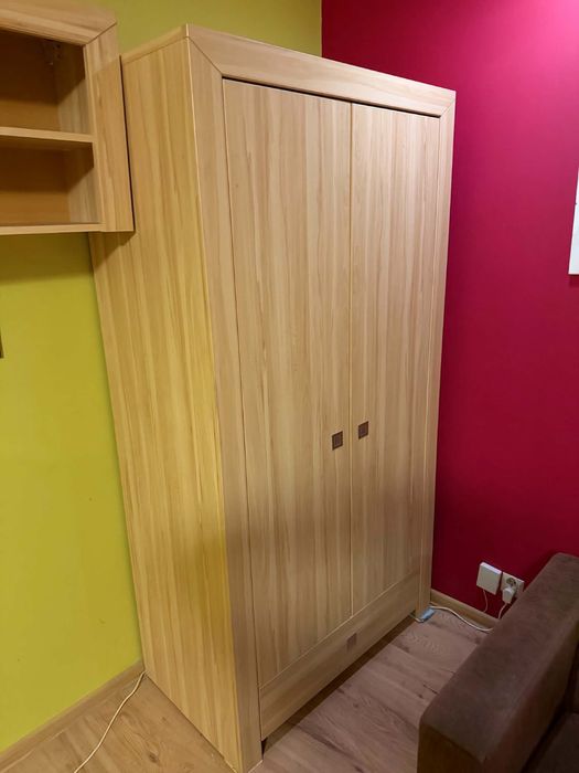 Bardzo pojemna szafa z szufladą w okleinie drewnopodobnej