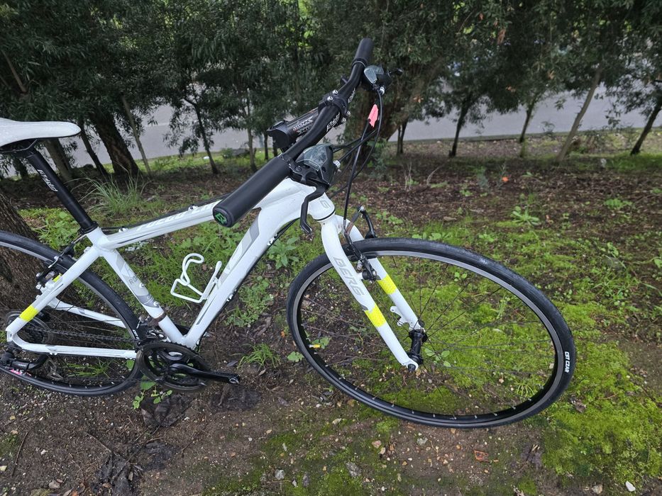 Bicicleta de gravel m com rodas estrada
